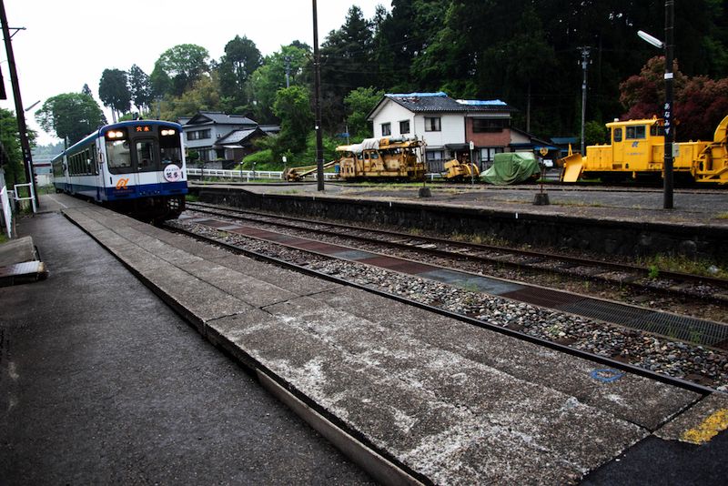 穴水駅ホームも、よく見ると乗降に支障のないところには大きな段差が残っている（筆者撮影）