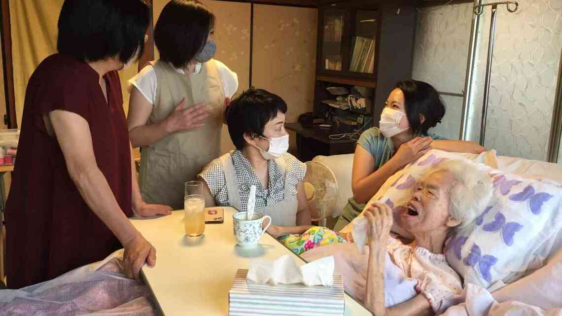 写真左から、守本早智子さん、看取り士の尾美恵美子さんと清水直美さん、守本さんの長女・彩子さんと、ベッドの玉津玲子さん（写真：守本さん提供）