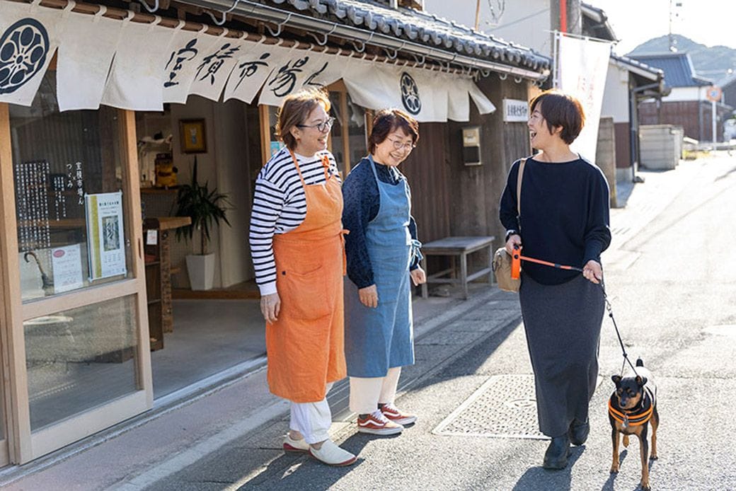 「室積市場ん」の長野さん、川村さんと可部さん
