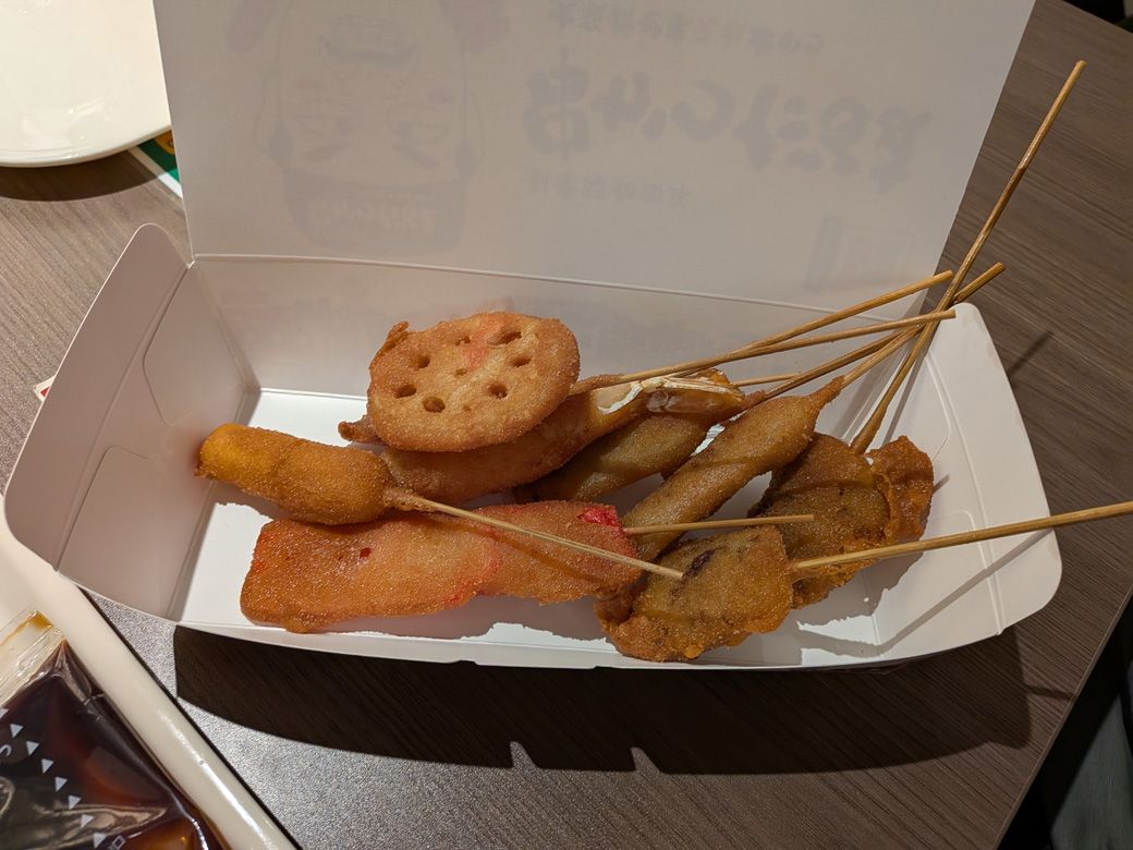 串かつは磐石の布陣で、ハイボールが止まらない（筆者撮影）