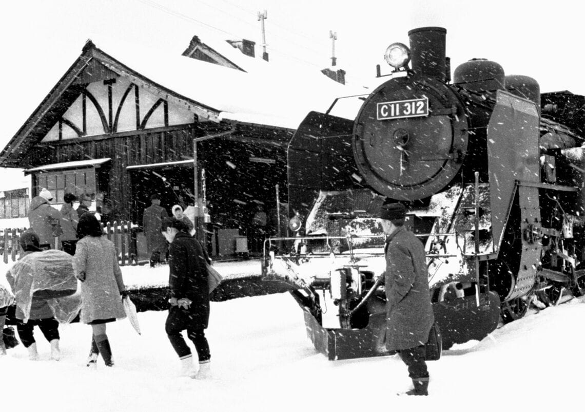 会津宮下駅に到着したC11形牽引の旅客列車＝1971年（撮影：南正時）