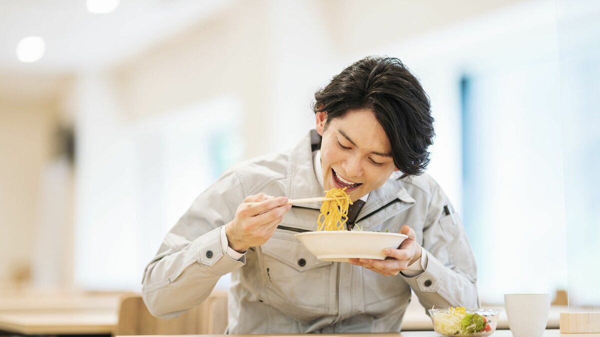 2. 到着前に健康的な軽食をとりましょう