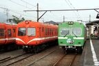 かつての主力5000系（左）と現役の8000系（右）