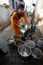 すぐに出なくなる水道に、水を確保するのは時間との戦いだ