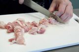 鶏肉はムネだと少し硬くなりやすいので、モモがおすすめ。親子丼用に切ってあるものを買えば簡単（写真：吉澤健太）