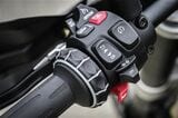 試乗車はフルオプション仕様で、「コンフォートパッケージ」に含まれるクイックシフターやクルコン、グリップヒーターなども装備。BMWお馴染みのマルチコントローラーで素早くメニューを呼び出せる（写真：BMW MOTORRAD）
