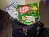 先日の旅で持参したお菓子がこれ。ちなみにルーマニアのスーパーでは「日本語を勉強してます！」と10代くらいの男の子に話しかけられたので、このお菓子をプレゼント。ものすごく喜んでくれて、心がホッコリした（筆者撮影）