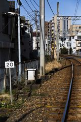 線路の脇に等間隔で置かれているコンクリートが旧亀戸水神駅ホームの基礎だ（筆者撮影）
