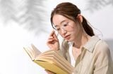 本を熟読する女性