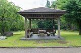 駅舎の隣にある公園（筆者撮影）
