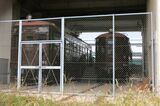 阪神本線の尼崎センタープール前駅付近の高架下にかつての車両が保存されている（編集部撮影）