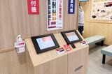 105席の大型店。入店したらまず入り口の機械で受付を済ませる（筆者撮影）