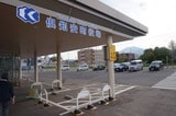 倶知安町役場。奥にはニセコひらふスキー場があるニセコアンヌプリが見える（写真：筆者撮影）