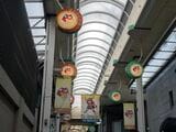 戦国時代に、真田幸村が大坂城からの抜け穴を設けた「三光神社」が近くにあることから、玉造日之出通商店街には真田幸村をモチーフにしたアイテムが随所に飾られている（筆者撮影）