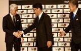 NECグリーンロケッツ東葛の譲渡発表の場で、降壇時にNECの森田隆之社長（左）に握手を求めるJR東日本の喜㔟陽一社長（中央）（記者撮影）