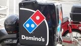 ピザは保温ケース付きバイクで運ばれる（筆者撮影）