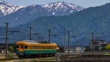 富山地方鉄道本線。背後には黒部の山々が見える（撮影：鼠入昌史）