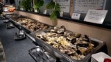 牡蠣やホタテが並ぶ「貝類」コーナー（撮影：梅谷秀司）