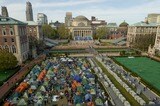 コロンビア大学でテントを張る抗議運動の参加者たち（写真：Bing Guan／The New York Times）