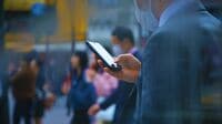 歩きスマホ｢事故だけではない｣裏のリスク　的場浩司や乙武洋匡も苦言…就活や婚活でも"一発アウト"になる致命的な理由