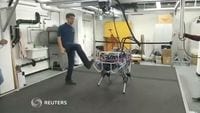 最新｢4足ロボット｣は蹴られても黙々と働く