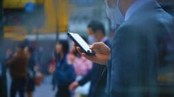 歩きスマホ｢事故だけではない｣裏のリスク　的場浩司や乙武洋匡も苦言…就活や婚活でも"一発アウト"になる致命的な理由
