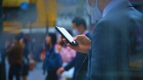 歩きスマホ｢事故だけではない｣裏のリスク　的場浩司や乙武洋匡も苦言…就活や婚活でも"一発アウト"になる致命的な理由