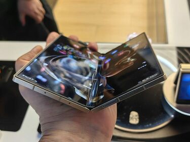 新Galaxy Z Fold7の薄型化で折りたたみスマホの概念が一変。二つ折り