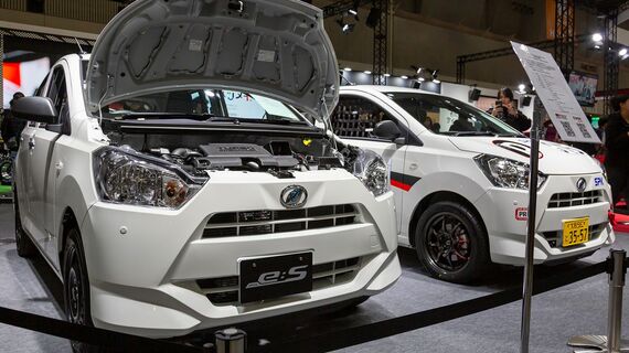 手前に展示されているのが市販予定の「ミラ イース tuned by D-SPORT Racing」、奥はそれをベースにした「ミラ イース tuned by D-SPORT Racing 10時間耐久レース参戦車」