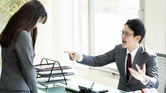 部下を叱る上司