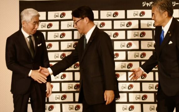 NECグリーンロケッツ譲渡発表 森田社長と喜㔟社長 握手