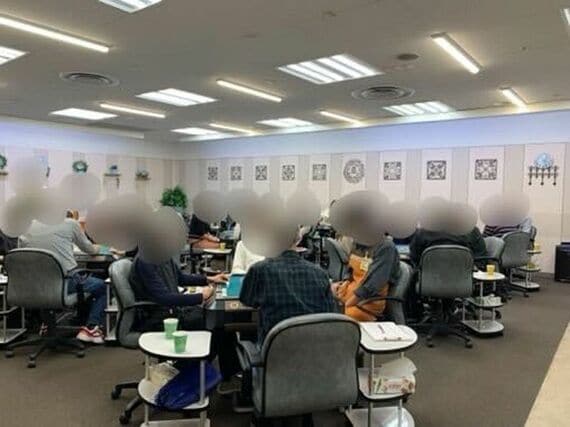 平日ながら、満席で賑わっている