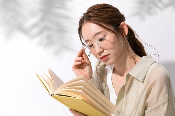 本を熟読する女性