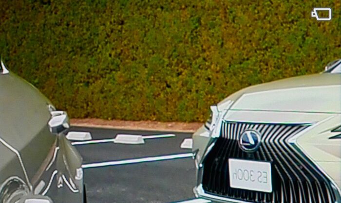 右左折時、後退時などは表示エリアを拡大