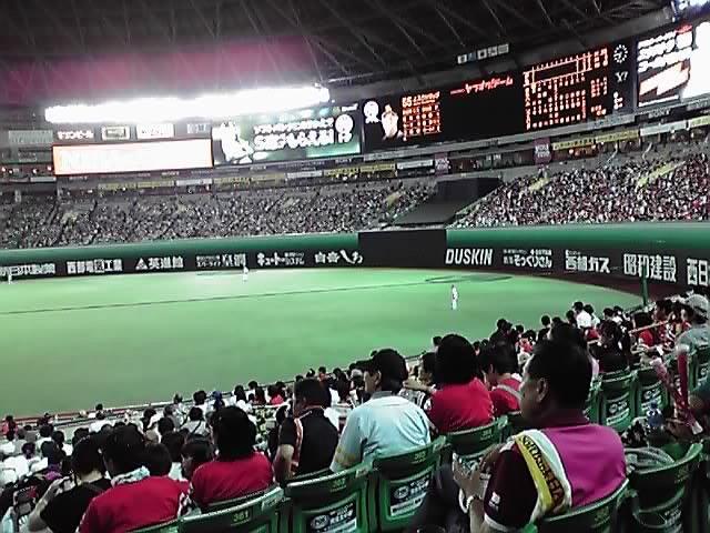 外野グラウンドのセブン・イレブンの広告
