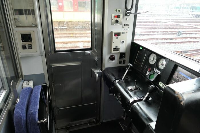 運転席の椅子を上げた状態