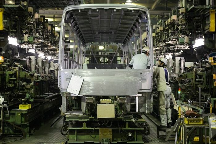 最初に車体を組み立てる。骨組みがむき出しのバス