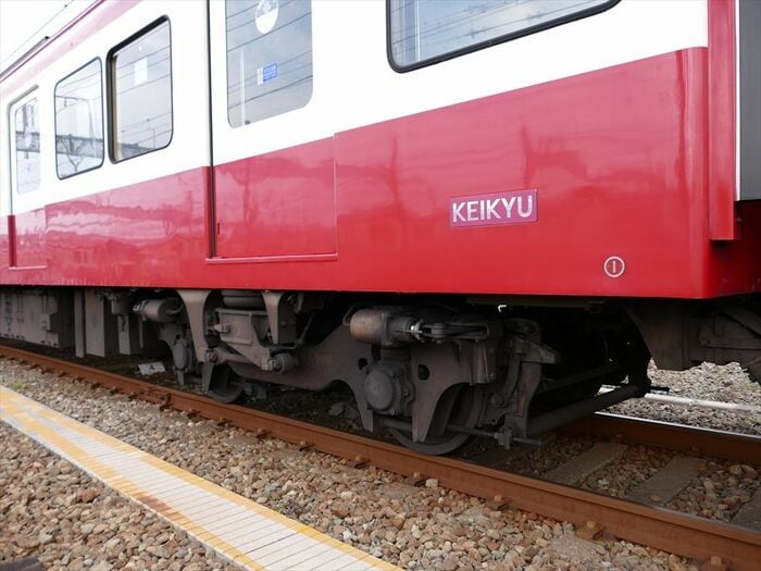 「KEIKYU」のプレート。かつては「KHK」だった