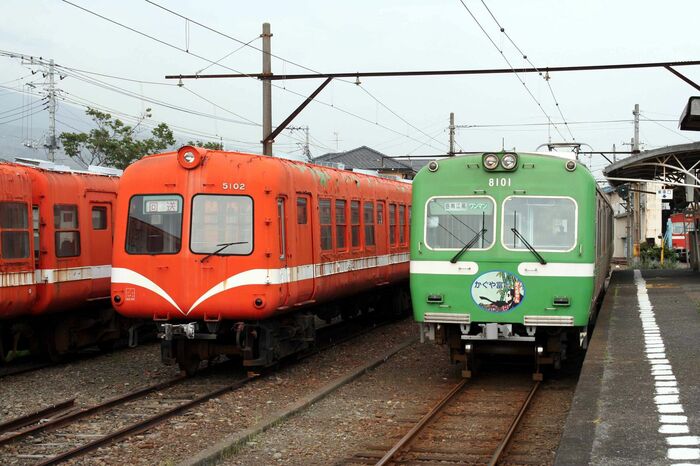 かつての主力5000系（左）と現役の8000系（右）