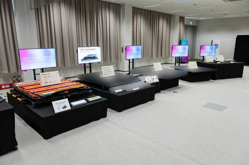 今回、説明された各種電池に関する展示（写真：トヨタ自動車）