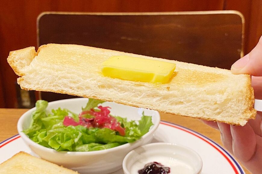 きつね色の焼き色がついたサクサクのトーストには、マーガリンが載っていました（筆者撮影）