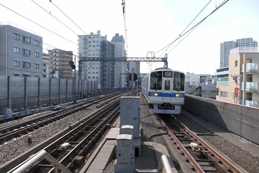 登戸駅の4番ホームに到着する各駅停車新宿行き。4番線は複々線区間の緩行線（各駅停車の線路）だ（記者撮影）
