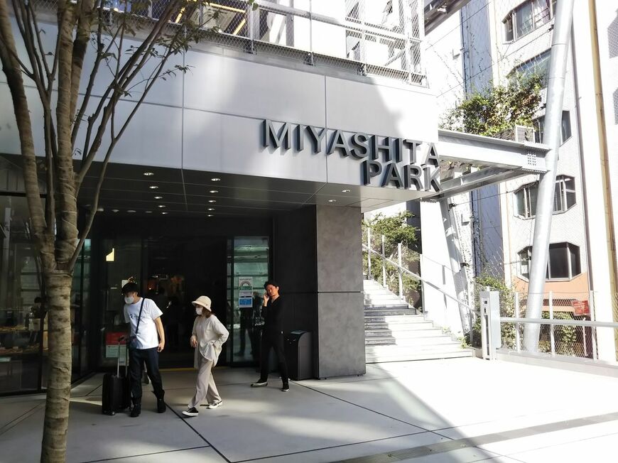 すっかりおじさんの街と化したと言われる渋谷だが、「MIYASHITA PARK」のように、若者が「だらだら」するエリアもある（筆者撮影）