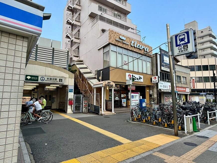 駅前には小さな商業集積があり、チェーン店も見られる（写真：筆者撮影）