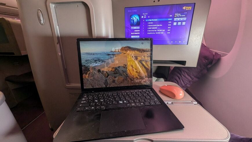 機内での仕事風景