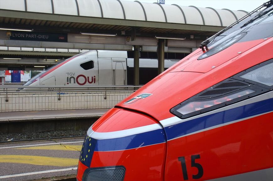 フランス国内では日常の光景となったライバル同士の並び。フランス国鉄のTGV（奥）とイタリア鉄道のフレッチャロッサ（撮影：橋爪智之）