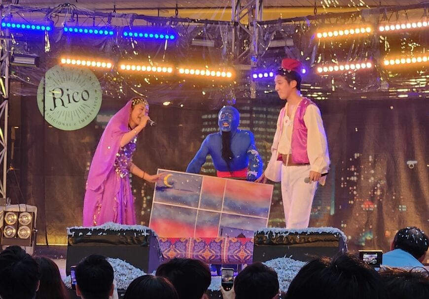 JTBが歌ったアラジンの「ホール・ニュー・ワールド」では、全身青色の魔神・ジーニーがステージを駆け回った（記者撮影）