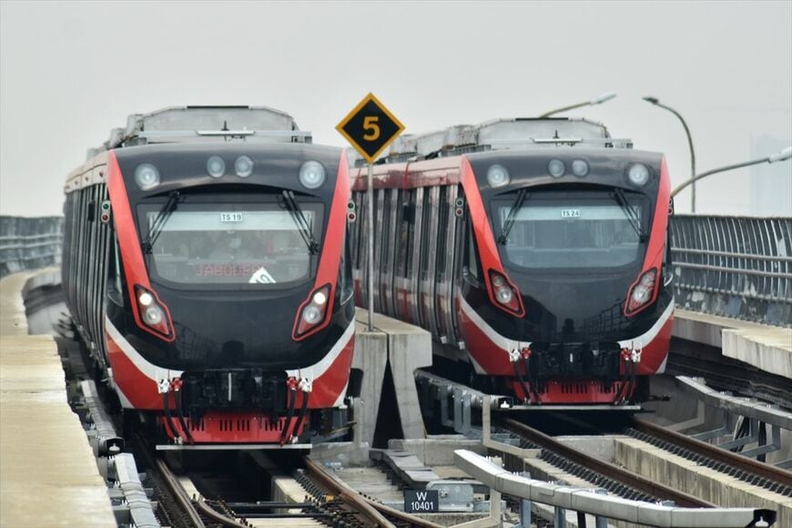ハルジャムクティ駅に入線する試運転列車（左）と留置中の車両（筆者撮影）