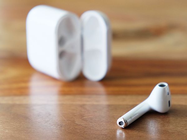 AirPodsは、左右が完全に独立したBluetoothワイヤレスヘッドホン（筆者撮影）