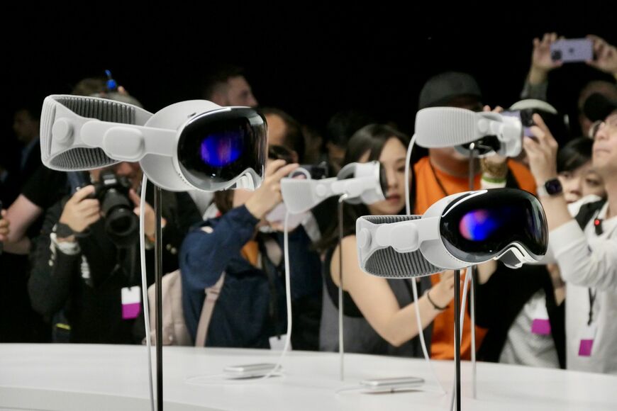 WWDCでお披露目された「Apple Vision Pro」（筆者撮影）